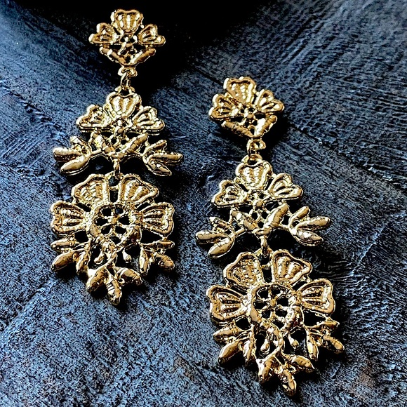 NEW Golden Lace Dangle Earrings - Picture 7 of 8
